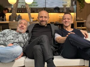 Riza Kocaoğlu Instagram - Yönetmen ve Oyuncuları 🌞🌺
@turagay  @halitergencresmi 🙏❤️ #adsızaşıklar 

@netflixturkiye