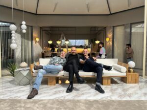 Riza Kocaoğlu Instagram - Yönetmen ve Oyuncuları 🌞🌺
@turagay  @halitergencresmi 🙏❤️ #adsızaşıklar 

@netflixturkiye