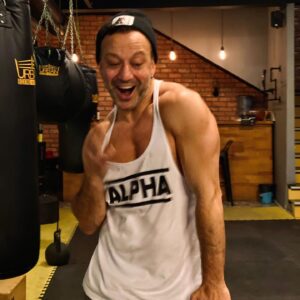 Riza Kocaoğlu Instagram - Kendimizi daha iyi tanıyıp saygı duyduğumuz,emeğe değer verdiğimiz,ölçüyü,dengeyi hayatımıza daha çok kattığımız,anlayışı,empatiyi yükselttiğimiz,ırkçılıktan uzak durduğumuz,sağlıklı,neşeli,sporlu:) yıllarımız olsun.❤️🌞🌹🎾🥊