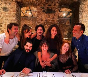 Riza Kocaoğlu Instagram - Seviyorum sizi ❤️🌞🌹iyi ki bu Tuzak kurulmuş 

(Bu sevgi  Tuzak’ı için teşekkür🌹❤️🙏 @esatyontunc  @eylemmmc @acunilicali )