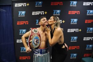 Robeisy Ramirez Instagram - Una victoria merecida después de meses de sacrificio……. 🖤❤️

@jri2 @crm30 @ismaelantoniosalas @salasboxingacademy_official @darustrong Gracias 🙏