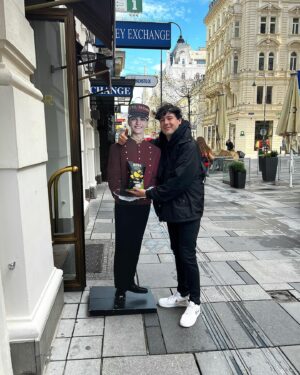 Robert Brosowski Instagram - Anzeige| ROB’s endlich in Österreich!🔥Das ist ein perfekter #ROBsMoment ! Ab Morgen ist es endlich so weit und ihr könnt euch für kurze Zeit, limitiert ROB’s in teilnehmenden #BillaPlus Filialen kaufen Schaut hierzu das neue YouTube Video auf dem CrispyRob Kanal an.☺️
Wir haben zusätzlich noch eine kleine Überraschung für die Österreichischen ROB’s Freunde:
Wenn ihr euch die ROB’s holt - postet einfach eine Story oder einen Post auf Instagram mit #ROBsMoment und verlinkt @ROBs.Originals und @billa_at im Zeitraum vom 14.04 bis 19.04.
Unter allen #ROBsMoment Postings wählen wir 3 Teilnehmer, welche eine originale und limitierte ROB's Reise Bag gefüllt mit unseren #Kesselchips geschenkt bekommen 🥳 Seid ihr ready Österreich?😎

#News #ROBs #Chips #CrispyRob #YouTube #Reisen