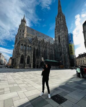 Robert Brosowski Instagram - Anzeige| ROB’s endlich in Österreich!🔥Das ist ein perfekter #ROBsMoment ! Ab Morgen ist es endlich so weit und ihr könnt euch für kurze Zeit, limitiert ROB’s in teilnehmenden #BillaPlus Filialen kaufen Schaut hierzu das neue YouTube Video auf dem CrispyRob Kanal an.☺️
Wir haben zusätzlich noch eine kleine Überraschung für die Österreichischen ROB’s Freunde:
Wenn ihr euch die ROB’s holt - postet einfach eine Story oder einen Post auf Instagram mit #ROBsMoment und verlinkt @ROBs.Originals und @billa_at im Zeitraum vom 14.04 bis 19.04.
Unter allen #ROBsMoment Postings wählen wir 3 Teilnehmer, welche eine originale und limitierte ROB's Reise Bag gefüllt mit unseren #Kesselchips geschenkt bekommen 🥳 Seid ihr ready Österreich?😎

#News #ROBs #Chips #CrispyRob #YouTube #Reisen