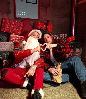 Robert Brosowski Instagram - Fröhliche Weihnachten Freunde!😁❤️