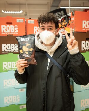 Robert Brosowski Instagram - Anzeige| Freunde! Es ist endlich soweit!🤩 Ab sofort gibt es meine neuen ROB’s SWEET BBQ in limitierter Auflage exklusiv @kaufland !🔥 Natürlich sind die drei Sorten Paprika, Sourcream und Meersalz auch wieder für kurze Zeit erhältlich!🙌 Ich bin ganz gespannt auf euer Feedback!😁
Nicht vergessen: Auch dieses Mal veranstalten Kaufland und ich wieder eine heftige Geschenk-Action! Wie ihr mitmachen könnt erfahrt ihr in meinem neuen YouTube Video!😁🎁
#Kaufland #ROBs #ChipsWieSieSeinSollten