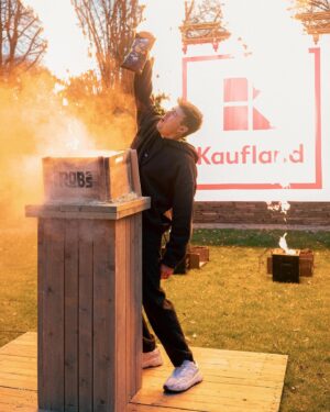 Robert Brosowski Instagram - Anzeige| Freunde! Das Geheimnis ist gelüftet! Ab dem 8.4 gibt es die neuen ROB’s Chips SWEET BBQ im @kaufland !
Ich bin so gespannt auf euer Feedback das könnt ihr euch nicht vorstellen!😂 
Was war bisher eure Lieblingssorte?😁
Ganz viel Liebe geht raus!❤️ 
Danke für diesen unglaublichen Support!
Habt einen wunderschönen Tag!🙌🔥 @robs.originals