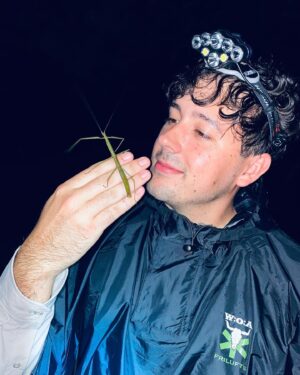 Robert Brosowski Instagram - Werbung für die verrückteste Serie aller Zeiten!😂 Letztes Jahr hatte ich einer der verrücktesten Reisen meines Lebens! Auf einer Expedition im peruanischem Jungle, auf der Suche nach den einzigartigstens Insekten der Welt, durfte ich mich meiner Angst stellen und so viel über eine neue Welt erfahren! Falls ihr heute Abend Lachen und Lernen wollt dann schaut euch gern die Insektenjäger auf @joyn.de an! 😁
PS: Bild 4 ist ein Gericht was gerne von Insekten gegessen wird… nicht mein Erbrochenes!😂
