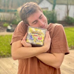 Robert Brosowski Instagram - Freunde! Morgen öffne ich diese fast 21 Jahre alte Schatzbox! Es war gar nicht so einfach das Neo Genesis Display organisiert zu bekommen!😂 Ich verschenke 10 Booster an euch da draußen! Kommentiert einfach unter diesem Posting wieso ihr euch über ein Booster freuen würdet und schon seid ihr mit dabei!
Die Gewinner werden morgen von mir per Dm kontaktiert!🔥
Wir sehen uns morgen auf meinem Twitch Kanal um 18:30!
Es wird Legendär!😁🙌
Link zu meinem Twitch findet ihr in der Bio :)