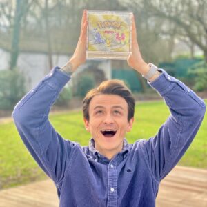 Robert Brosowski Instagram - Freunde! Morgen öffne ich diese fast 21 Jahre alte Schatzbox! Es war gar nicht so einfach das Neo Genesis Display organisiert zu bekommen!😂 Ich verschenke 10 Booster an euch da draußen! Kommentiert einfach unter diesem Posting wieso ihr euch über ein Booster freuen würdet und schon seid ihr mit dabei!
Die Gewinner werden morgen von mir per Dm kontaktiert!🔥
Wir sehen uns morgen auf meinem Twitch Kanal um 18:30!
Es wird Legendär!😁🙌
Link zu meinem Twitch findet ihr in der Bio :)