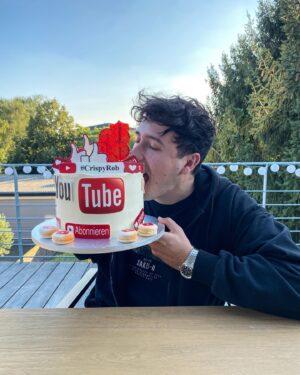 Robert Brosowski Instagram - Danke an Mama und Papa für den Kuchen!😂❤️