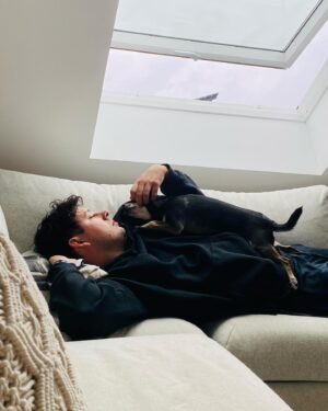 Robert Brosowski Instagram - Freunde, ich genieße meinen Urlaub in vollen Zügen und halte meinen Winterschlaf! 😂 Ich hoffe euch geht es gut! Ganz viel Liebe und Energie an euch von uns!❤️