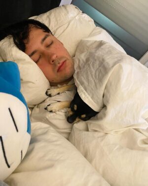 Robert Brosowski Instagram - Freunde, ich genieße meinen Urlaub in vollen Zügen und halte meinen Winterschlaf! 😂 Ich hoffe euch geht es gut! Ganz viel Liebe und Energie an euch von uns!❤️
