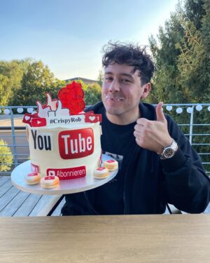 Robert Brosowski Instagram - Danke an Mama und Papa für den Kuchen!😂❤️
