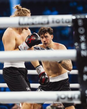 Robert Brosowski Instagram - Remember my Name💥🥊
Danke an alle die Teil dieser Reise waren!❤️
Es war die verrückteste Nacht meines Lebens! 📸 @witters_sportfotografie @dermeusel @leeonbeeon @flotreiber