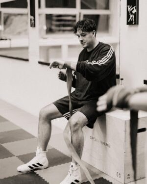 Robert Brosowski Instagram - Boxkampf!🥊 Vor genau 1 Jahr hab ich mit dem Boxtraining angefangen und bin verliebt in diesen Sport. Er bringt mich jedes Mal sowohl an meine physische und auch an meine psychische Grenzen. Ich durfte viel über den Sport und über mich lernen. Heute darf ich verkünden, dass ich meinen ersten Boxkampf haben werde und ich bin jetzt schon maximal aufgeregt!😂 In einigen Wochen startet auch meine Doku über diese Reise und freue mich das ihr ab jetzt Teil dieser Reise seid. Wir sehen uns vorm/am/im Ring!💪❤️