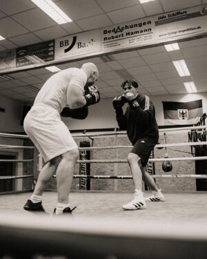 Robert Brosowski Instagram - Boxkampf!🥊 Vor genau 1 Jahr hab ich mit dem Boxtraining angefangen und bin verliebt in diesen Sport. Er bringt mich jedes Mal sowohl an meine physische und auch an meine psychische Grenzen. Ich durfte viel über den Sport und über mich lernen. Heute darf ich verkünden, dass ich meinen ersten Boxkampf haben werde und ich bin jetzt schon maximal aufgeregt!😂 In einigen Wochen startet auch meine Doku über diese Reise und freue mich das ihr ab jetzt Teil dieser Reise seid. Wir sehen uns vorm/am/im Ring!💪❤️
