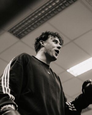 Robert Brosowski Instagram - Boxkampf!🥊 Vor genau 1 Jahr hab ich mit dem Boxtraining angefangen und bin verliebt in diesen Sport. Er bringt mich jedes Mal sowohl an meine physische und auch an meine psychische Grenzen. Ich durfte viel über den Sport und über mich lernen. Heute darf ich verkünden, dass ich meinen ersten Boxkampf haben werde und ich bin jetzt schon maximal aufgeregt!😂 In einigen Wochen startet auch meine Doku über diese Reise und freue mich das ihr ab jetzt Teil dieser Reise seid. Wir sehen uns vorm/am/im Ring!💪❤️