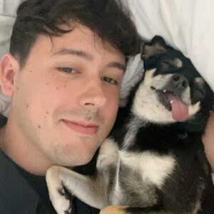 Robert Brosowski Instagram - Es gibt nichts besseres als Sonntags einfach nur im Bett zu liegen, mit Doggo zu chillen und Reality TV zu schauen!😂 
Was geht bei euch am Sonntag?😁