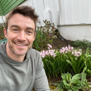 Robert Buckley Instagram - First flowers of spring have arrived! Not sure what they’re named so I’m just gonna call them Estelle Gettys.
