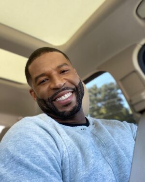 Robert Christopher Riley Instagram - Post-work Selfie! Glad to be back to work #Dynasty #Culhane #Season4 #robrileynyc
