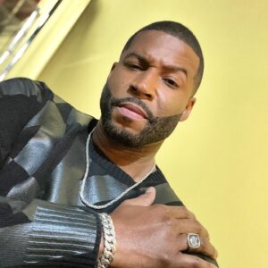 Robert Christopher Riley Instagram - @clocksandcolours and @maisonvalentino on #Culhane #Dynasty #Season5 coming in hot!!! #robrileynyc