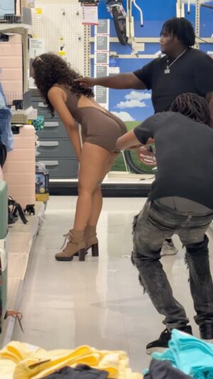 Robert Dean III Instagram - Catching strangers taking pictures😳📸w/ @nataliexunique