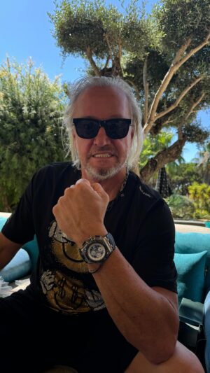 Robert Geiss Instagram - Vor 15 Jahren in Saint-Tropez gestohlen worden und vor fünf Jahren in Hongkong bei Audemars Piquet wieder aufgetaucht. Aber eins kann ich euch sagen. Dank meiner Frau hatte ich alle originalen Papiere immer noch, trotzdem arbeiten, haben wir fünf Jahre mit Rechtsanwälten daran arbeiten müssen, diese Uhr wieder zu bekommen. Es war ein langer Weg!! Ich wünsche euch allen heute einen wunderschönen und glücklichen Tag.