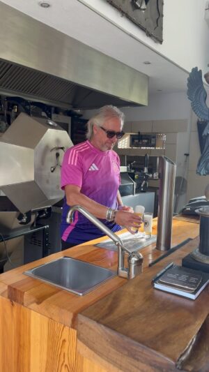 Robert Geiss Instagram - Heute Abend, Deutschland gegen Schweiz!!! Und wer gewinnt, die Deutschen!!! Und wer hat es erfunden? Die Deutschen, ich wünsche euch heute einen wunderschönen Fußball Abend @robertogeissini @eventpartner