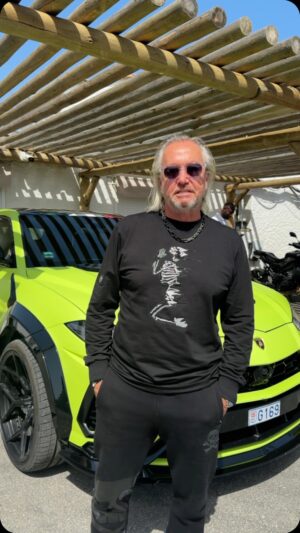 Robert Geiss Instagram - Leider wurde unsere Gutmütigkeit wieder ausgenutzt und wir mussten feststellen, dass unsere ehemaligen Geschäftspartner uns nur als Ihre Fassade benutzt haben um an entsprechende Kontakte zu kommen.
Wir sind da sehr empört und schockiert. 
Es gibt eine Website welche nun unrechtmäßig Werbung mit unseren Fotos und Logo macht, um Interessenten zu locken und Kontakte für andere Geschäfte abzufischen.
Wir haben schon alle möglichen Schritte unternommen um dies zu unterbinden und werden dies auch weiterhin tun.
Wir möchten Euch informieren, dass wir da nicht hinterstehen und entschuldigen uns für diese Irritationen.