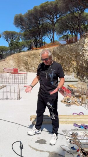 Robert Geiss Instagram - Ein Ausflug auf die Baustelle. Man soll ja auch nicht alles anpacken was rumsteht. Es war kein Wasser sondern Öl. Na, jetzt geh ich erst mal duschen einen schönen Sonntag @robertogeissini