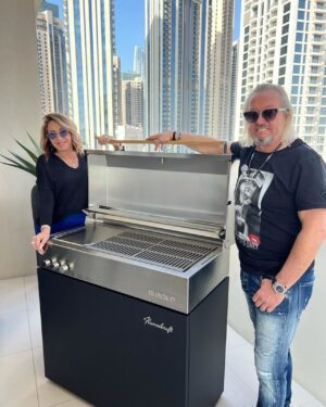 Robert Geiss Instagram - #Werbung: Ihr Lieben, Vatertag steht vor der Tür und wir haben das perfekte Geschenk für alle Grillmeister da draußen! 🔥 Der Flammkraft Block D Grill ist bei uns in Dubai im Dauereinsatz und bringt das Grillen auf ein ganz neues Level. Robust gebaut und mit präziser Hitze, verwandelt er jedes BBQ in ein unvergessliches Erlebnis. Wir lieben unseren @flammkraft Grill und wenn ihr auch leckere Steaks, Fisch oder Gemüse grillen wollt schaut doch mal bei Flammkraft vorbei! 💪 #Flammkraft #FlammkraftBlockD #FlammkraftGasgrill #DieGeissens #grillen #steaks #Dubai