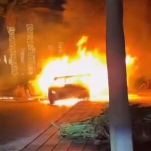 Robert Geiss Instagram - Schon wieder ein Drama mit einem Porsche GT3
Genau wie es bei uns war,steht auch dieser Porsche in Flammen und schon wieder ist auch hier absolute Lebensgefahr. Wir streiten uns seit anderthalb Jahren mit Porsche und haben bis heute noch keine Lösung gefunden. Trotz Gutachten, die den Fehler in der Produktion festgestellt haben, streitet Porsche jegliche Schuld ab!!! Das ist doch nicht normal!! Hoffentlich ist dem Fahrer und dem Beifahrer nichts passiert !!! Jetzt müssen wir leider Gottes  Klagen!!!! Habt ihr auch schon mal solche Erfahrungen mit Porsche gehabt, dann schreibt mir doch einfach mal eure Erfahrungen mit dem Konzern. Ich wünsche euch aber trotzdem noch einen wunderschönen Tag und solltet ihr einen Porsche fahren,auf jeden Fall eine sichere Fahrt. Und denk dran, auf keinen Fall den Feuerlöscher vergessen😎💪 @robertogeissini