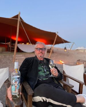 Robert Geiss Instagram - Endlich Feierabend Sonnenuntergang und ein schönes Gläschen Weißwein, Villa Geissini Wein immer dabei🍷 @visit_morocco_  @scarabeo_camp