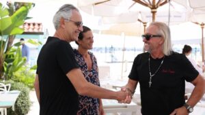 Robert Geiss Instagram - Heute Abend in den neuen Folgen treffen wir den Superstar @andreabocelliofficial ✨ Andrea hat uns in seinem mega Beachclub @alpemare_fortedeimarmi zum Lunch eingeladen und ein wenig über alte Zeiten geplaudert. Es ist schon sehr beeindruckend wenn so ein Weltstar aus dem Nähkästchen plaudert. Alleine schon auf welchen Hochzeiten Andrea aufgetreten ist 😅 Bei unserem Fürst Albert, bei Harry & Meghan oder bei Kim & Kanye hat er die Gäste begeistert 😉 Mehr von unserem Treffen um 20:15 Uhr bei @rtlzwei #diegeissens #Werbung #neuefolgen #fortedeimarmi #italy #andreabocelli #italientrip #geissens #rtlzwei #montagabend