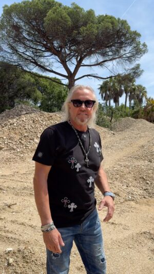 Robert Geiss Instagram - Heute mal wieder ein Tag auf der Baustelle. Es muss ja langsam losgehen hier in Saint-Tropez @robertogeissini