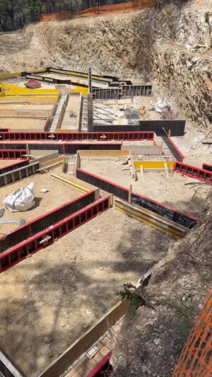 Robert Geiss Instagram - Heute ein neuer Tag auf der Baustelle. Heute wird Eisen verlegt und ab morgen kommen dann die Betonmischer für das Fundament einen schönen Dienstag @robertogeissini