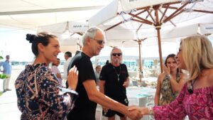 Robert Geiss Instagram - Heute Abend in den neuen Folgen treffen wir den Superstar @andreabocelliofficial ✨ Andrea hat uns in seinem mega Beachclub @alpemare_fortedeimarmi zum Lunch eingeladen und ein wenig über alte Zeiten geplaudert. Es ist schon sehr beeindruckend wenn so ein Weltstar aus dem Nähkästchen plaudert. Alleine schon auf welchen Hochzeiten Andrea aufgetreten ist 😅 Bei unserem Fürst Albert, bei Harry & Meghan oder bei Kim & Kanye hat er die Gäste begeistert 😉 Mehr von unserem Treffen um 20:15 Uhr bei @rtlzwei #diegeissens #Werbung #neuefolgen #fortedeimarmi #italy #andreabocelli #italientrip #geissens #rtlzwei #montagabend