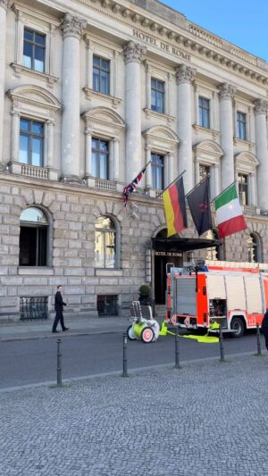 Robert Geiss Instagram - Feueralarm in Berlin im Hotel. Das war mal der fröhliche Wecker am Sonntagmorgen hoffentlich passiert nichts schlimmeres. Wünsche euch trotzdem einen schönen Sonntag