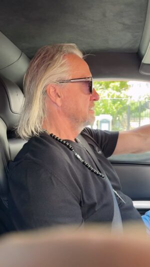 Robert Geiss Instagram - Ja, der Ferrari hat jetzt wieder drei Jahre TÜV alles gut gelaufen. Einen schönen Dienstag