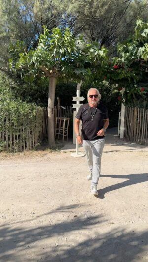 Robert Geiss Instagram - Nach dem Beachclub ist vor der Arbeit. Wir drehen das Ganze genau rum. Jetzt geht’s auf die Baustelle.