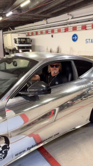 Robert Geiss Instagram - Ja jetzt in Monaco beim TÜV in der Hoffnung, dass das Auto jetzt durch den TÜV geht und wir erst wieder in zwei Jahren wiederkommen müssen. Einen wunderschönen Tag und danke fürs viele zuschauen gestern @robertogeissini