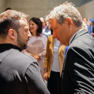 Robert Habeck Instagram - Seit genau 839 Tagen verteidigt sich die Ukraine gegen den Angriff Putins. Seit 839 Tagen kämpfen Soldaten an der Front um die Freiheit ihres Landes. Einer diese Soldaten ist Maksym Lutsyk. Er war 19 als der Krieg begann und ist seitdem an der Front. Manchmal ist Maksym im Ukrainecast der BBC zu hören. Einmal erzählte er von seinen Träumen für die Zeit nach dem Krieg: nach Teneriffa reisen, sein Studium weiterführen. Im Podcast von letzter Woche sprach er von seiner Müdigkeit. Er suchte nach dem englischen Wort für Erschöpfung, beschrieb, dass er wie viele andere kaum noch Kraft hat, um die Toten zu trauern, um die zerstörten Häuser und Landstriche. Dass er sich eine Pause von der Zerstörung herbeisehnt, sich ausmalt, einen Whiskey irgendwo an der Küste von Schottland oder Irland zu trinken. Und doch hört man in seiner Stimme die Entschiedenheit heraus, weiterzukämpfen für sein Land, für seine Freiheit und die Freiheit der Ukraine, auch wenn er nicht weiß, wie lange. Zweieinhalb Jahre im Krieg – mit 19, 20, 21. Die Unbeschwertheit, die ein Geschenk dieses Lebensabschnitts sein sollte –  Maksym Lutsyk und all den anderen Soldatinnen und Soldaten, ukrainischen, aber auch russischen, ist sie unwiederbringlich genommen worden von Putin.

Im Krieg zu bestehen und an der Zukunft nach einem Ende dieses Krieges zu arbeiten - darum geht es bei der Ukraine-Wiederaufbaukonferenz in Berlin. Und dafür kam Präsident Selenskyj zu uns. Diese Konferenz ist nicht irgendeine Wirtschaftskonferenz wie Davos, auch wenn sich die Worte gleichen: Investitionen, Marktzugänge, Energiesicherheit, Arbeitskräfte. Hier geht es darum, dass Menschen für einen Frieden in Freiheit kämpfen. Sie brauchen jetzt Unterstützung und eine Perspektive für die Zukunft. Beides wurde heute vorangebracht.

📷 1-6 & 8: AA / Photothek.de; 7: Picture Alliance / ASSOCIATED PRESS / Markus Schreiber