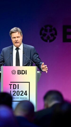 Robert Habeck Instagram - Europas Wettbewerbsfähigkeit stärken. Europa resilienter machen. Deutschland hat eine Führungsrolle in Europa. Dieser gilt es gerecht zu werden. Das waren meine Botschaften beim Tag der Industrie des @der_bdi heute in Berlin. #TDI24

🎥BDI; 📷 Christian Kruppa und Jana Legler