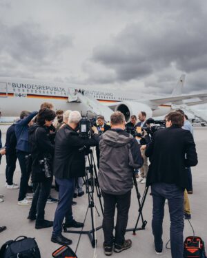 Robert Habeck Instagram - Es waren intensive und aufschlussreiche Tage in Südkorea und China. Erneut hat sich gezeigt: Es ist immer besser, miteinander zu reden, als übereinander. Denn so unterschiedlich gerade mit China die jeweiligen Interessen auch sein mögen, so bringt der direkte Kontakt immer einen Fortschritt, auf dem man aufbauen kann.
 
Am letzten Tag durfte ich mit chinesischen Studentinnen und Studenten diskutieren. Es waren spannende und eindringliche Gespräche, die sich um Themen drehten, wie sie junge Menschen vermutlich überall auf der Welt bewegen: Wie können wir das Wertvolle der Gegenwart bewahren und gleichzeitig eine gute Zukunft bauen? Unverzichtbar ist dafür sicherlich der direkte Austausch. Deswegen war es für mich eine sehr erfolgreiche Reise.

📸 Julia Steinigeweg | BMWK