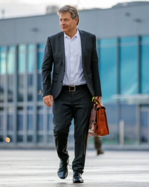 Robert Habeck Instagram - 🇩🇪🤝🇵🇱 Polen ist ein enger Freund und Verbündeter – mit dem wir eine gemeinsame Geschichte teilen und mit dem wir nun gemeinsam für Sicherheit und Frieden in Europa arbeiten. In Warschau haben wir mit @donaldtusk und der polnischen Regierung besprochen, wie wir diese Zusammenarbeit weiter vertiefen. Wir stehen eng zusammen, als Europäer, als NATO-Partner, als Nachbarn.