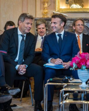 Robert Habeck Instagram - Die starke Freundschaft mit Frankreich ist für mich ein Fundament für ein starkes Europa. Vertrauen und Verständnis prägen unsere Beziehung. Gestern hatten wir intensive Gespräche mit Präsident Macron und seinen Kabinettsmitgliedern über die Zukunft Europas und viele andere Themen. Danke und Merci für den Besuch!