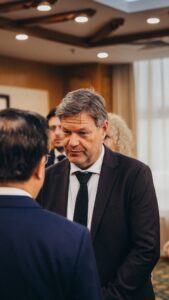 Robert Habeck Instagram - Fairer Wettbewerb, Energie-und Klimapolitik, Wahrung der Menschenrechte und der russische Krieg gegen die Ukraine, der unsere Sicherheitsinteressen berührt - komplexe Themen, die meine Gespräche in China geprägt haben. Es ist wichtig, auch bei Kontroversen klar miteinander zu reden. Das erst öffnet Gesprächsräume.

📷 BMWK / @juliasteinigeweg