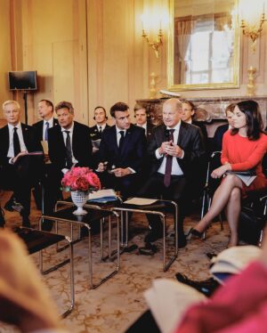 Robert Habeck Instagram - Die starke Freundschaft mit Frankreich ist für mich ein Fundament für ein starkes Europa. Vertrauen und Verständnis prägen unsere Beziehung. Gestern hatten wir intensive Gespräche mit Präsident Macron und seinen Kabinettsmitgliedern über die Zukunft Europas und viele andere Themen. Danke und Merci für den Besuch!