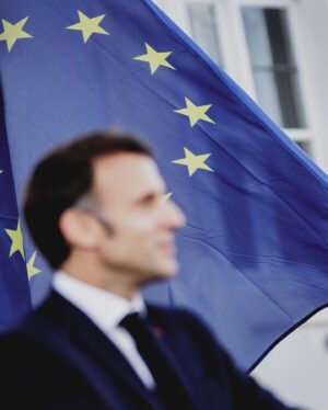 Robert Habeck Instagram - Die starke Freundschaft mit Frankreich ist für mich ein Fundament für ein starkes Europa. Vertrauen und Verständnis prägen unsere Beziehung. Gestern hatten wir intensive Gespräche mit Präsident Macron und seinen Kabinettsmitgliedern über die Zukunft Europas und viele andere Themen. Danke und Merci für den Besuch!