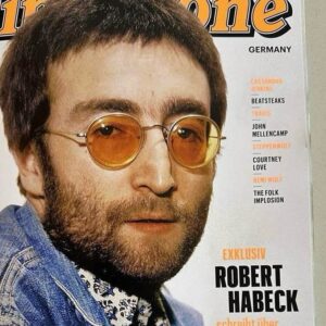 Robert Habeck Instagram - Im Juli wird Angela Merkel 70. Dazu habe ich im @rollingstone Magazin einen Gastbeitrag über die Altkanzlerin geschrieben. Ein Ausschnitt.
 
Wir alle sind Kinder unserer Biografie. Merkel auch. Aber sie hat sie kaum politisch benutzt. Als Frau hat sie sich zurückgenommen, von der Kleidung über den Habitus bis hin zu den Inhalten, und auch ihre ostdeutsche Herkunft hat sie selten politisch eingesetzt. Heute versteht man, warum sie das so gemacht hat: Normalität in Perfektion zu betreiben bedeutet eben auch, die Eigenheiten der Biografie nicht herauszustellen oder zu instrumentalisieren.
 
Und ich frage mich, ob die Perfektion der Normalität auch bedeutet, so wenig wie die eigene Person auch notwendige, aber unbequeme Veränderungen nach vorne zu stellen. Anders, schärfer gefragt: Konnte Merkel nur sechzehn Jahre Kanzlerin sein und die Union als Volkspartei in der Mitte halten, ja sie in der Mitte progressiv aufstellen, weil sie viele notwendige Entscheidungen, die Veränderungen bedeutet hätten, eben nicht traf?
 
Als Beleg für diese These können die Zeiten dienen, in denen die Wirklichkeit in die Normalität der Merkel’schen Regierungen einbrach und man ihr nicht länger ausweichen konnte. Die Euro-Krise führte zur Gründung der AfD, die Aufnahme syrischer Flüchtlinge zu ihrem Erstarken, Corona zu ihrer Radikalisierung. Merkel tat in diesen Krisen, was getan werden musste. Dreimal hielt sie Europa zusammen. Aber dreimal kostete es sie Akzeptanz. Ihre Macht fußte auf dem Versprechen einer wohltemperierten Politik. „Politik ist das, was möglich ist“, sagte sie nach einem eher kläglichen Klima-Kompromiss. Das war die politische Ausformung einer Normalität in Perfektion.
 
Nicht dass man keine Kompromisse schmieden soll. Der Kompromiss ist eine große demokratische Errungenschaft. Nur liegen zwischen „möglich sein“ und „möglich machen“ ein Verb-Unterschied und zwei Welten. Die eine ist statisch, die andere dynamisch, die eine findet sich ab, die andere sucht nach dem Mehr. Und damit sind wir bei dem Spannungsverhältnis, das Politik wahrscheinlich seit je begleitet und in den letzten Jahren eine brennende Aktualität bekommen hat.

Zum ganzen Artikel: rollingstone.de
